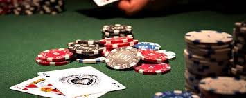 Dealer profesional melempar dadu langsung di studio sangathoki